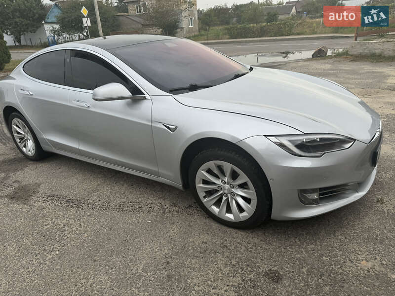 Лифтбек Tesla Model S 2018 в Сарнах
