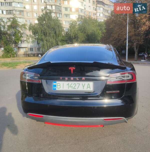 Лифтбек Tesla Model S 2015 в Полтаве