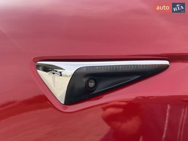 Лифтбек Tesla Model S 2017 в Черновцах