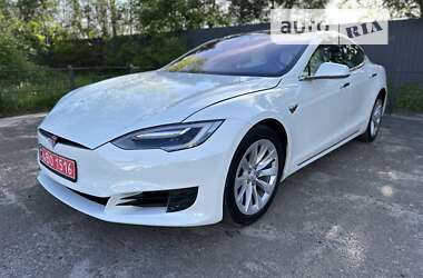 Лифтбек Tesla Model S 2017 в Львове