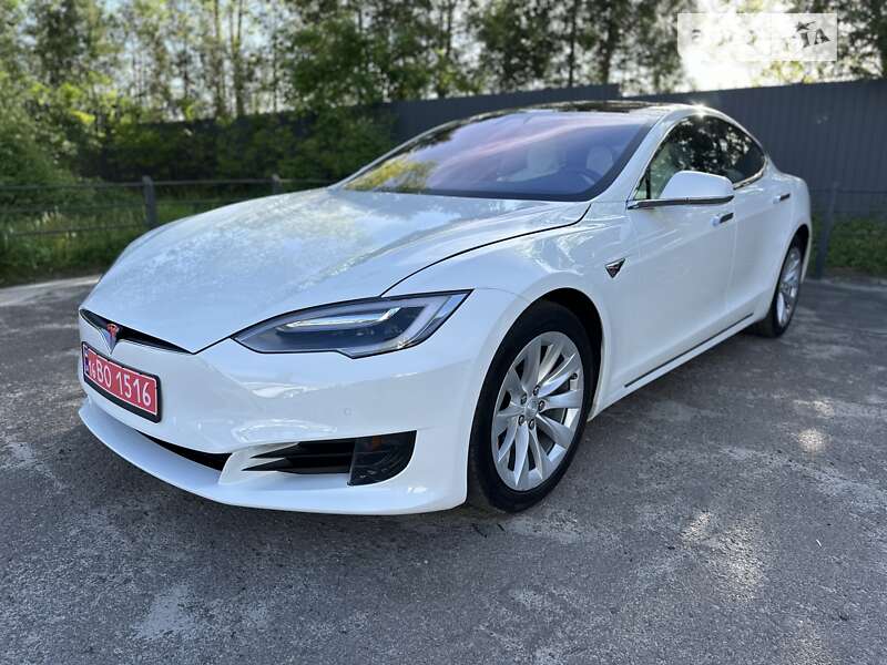 Ліфтбек Tesla Model S 2017 в Львові