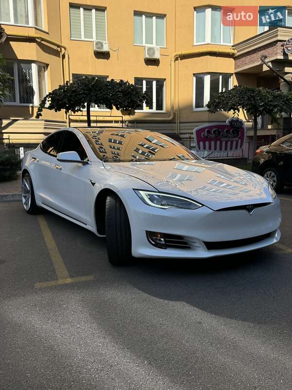 Лифтбек Tesla Model S 2020 в Киеве
