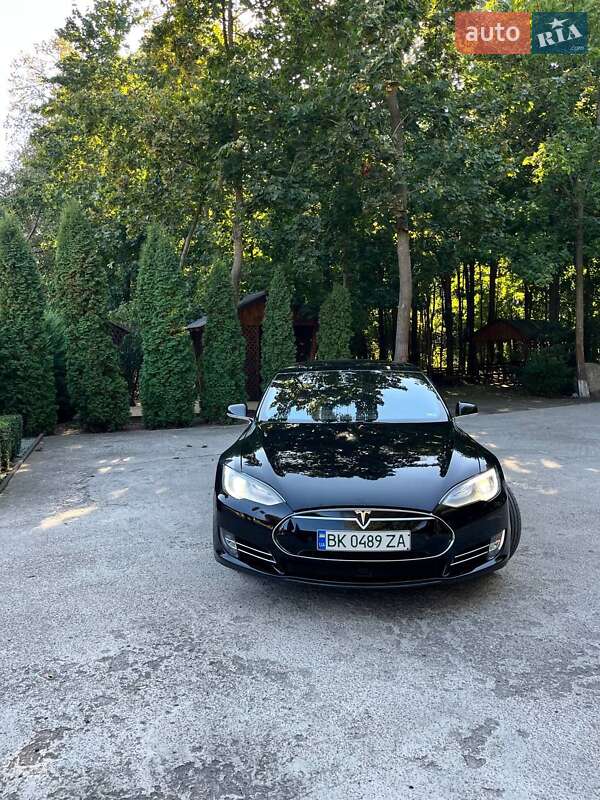 Лифтбек Tesla Model S 2016 в Сарнах