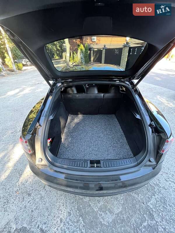 Лифтбек Tesla Model S 2016 в Сарнах