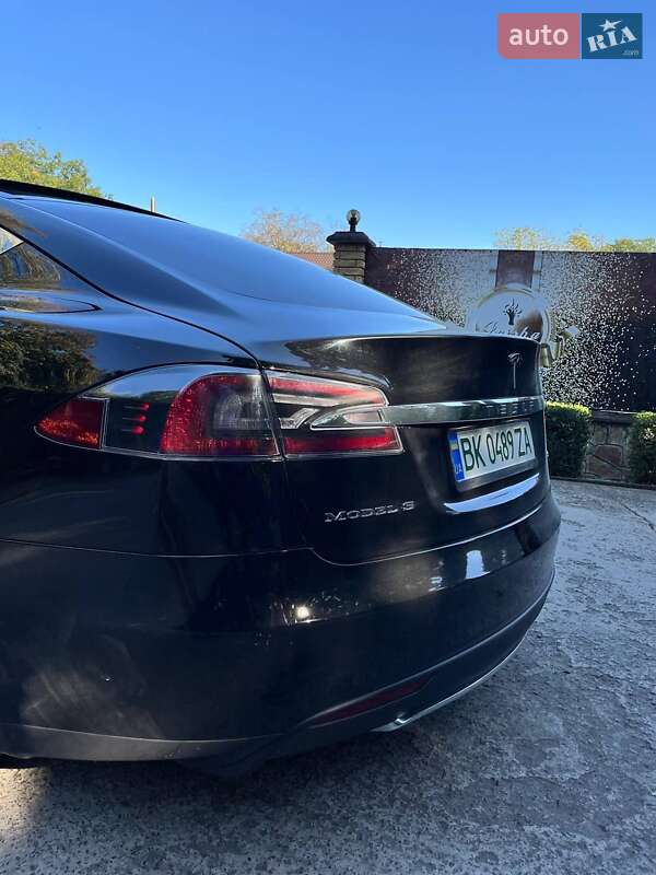 Лифтбек Tesla Model S 2016 в Сарнах