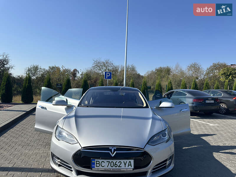 Ліфтбек Tesla Model S 2013 в Стрию