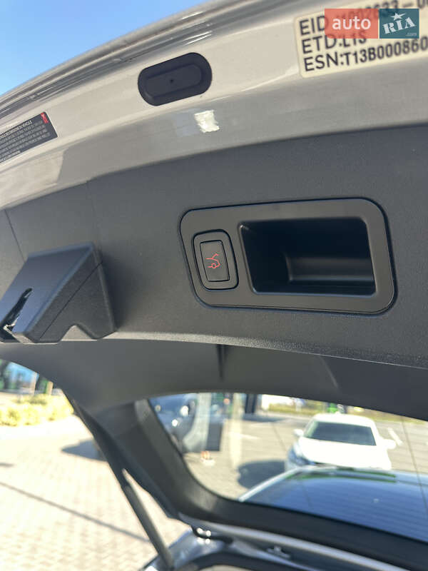 Ліфтбек Tesla Model S 2013 в Стрию