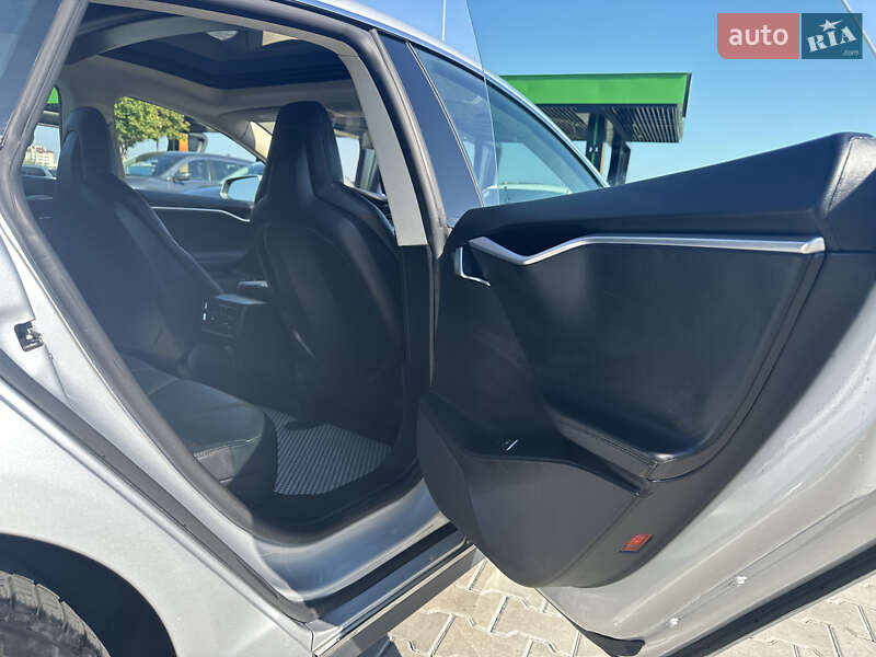 Ліфтбек Tesla Model S 2013 в Стрию