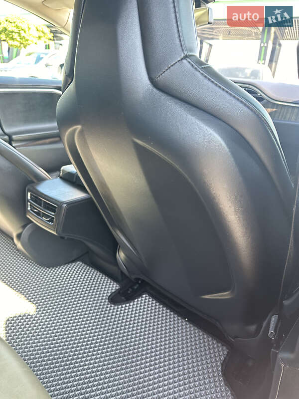 Ліфтбек Tesla Model S 2013 в Стрию