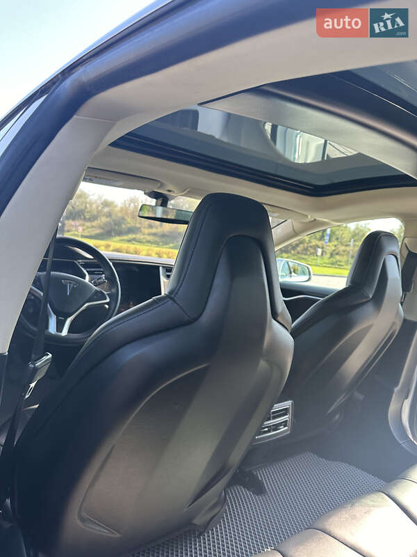 Ліфтбек Tesla Model S 2013 в Стрию