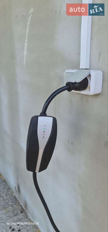 Лифтбек Tesla Model S 2016 в Сарнах