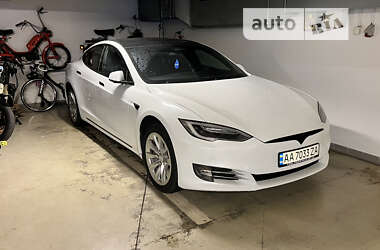 Лифтбек Tesla Model S 2017 в Ужгороде