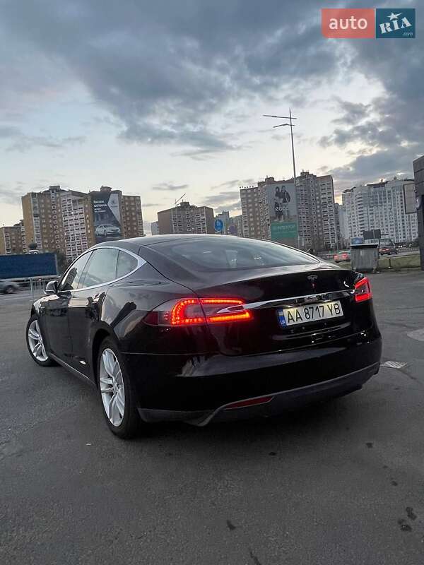 Ліфтбек Tesla Model S 2015 в Києві