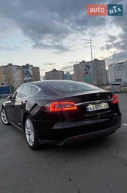 Лифтбек Tesla Model S 2015 в 