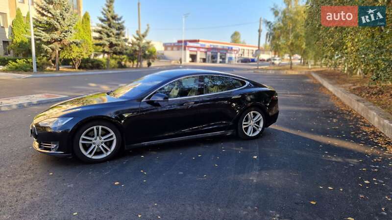 Лифтбек Tesla Model S 2016 в Киеве