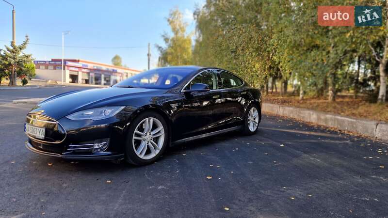 Лифтбек Tesla Model S 2016 в Киеве