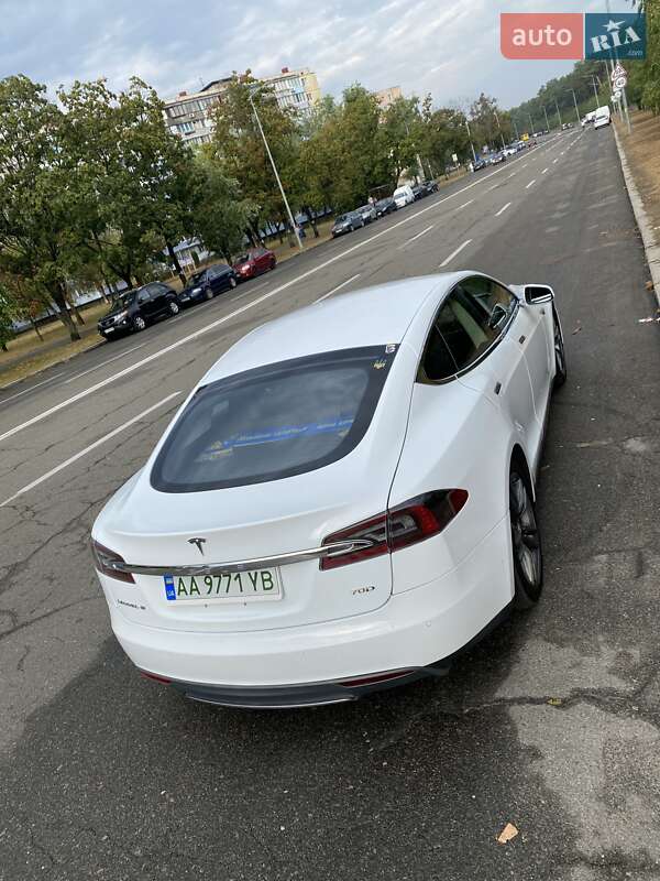 Лифтбек Tesla Model S 2015 в Киеве