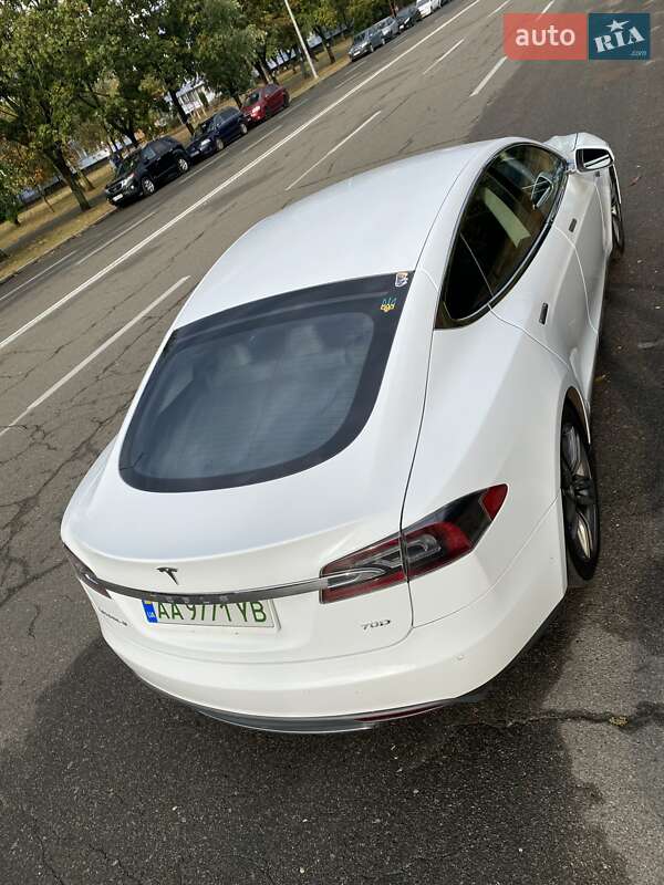 Лифтбек Tesla Model S 2015 в Киеве