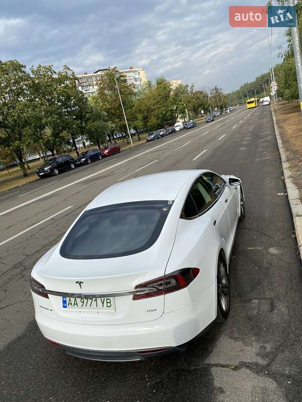 Лифтбек Tesla Model S 2015 в Киеве