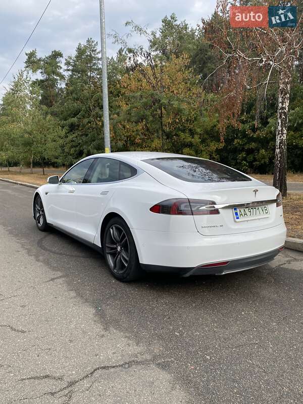 Лифтбек Tesla Model S 2015 в Киеве