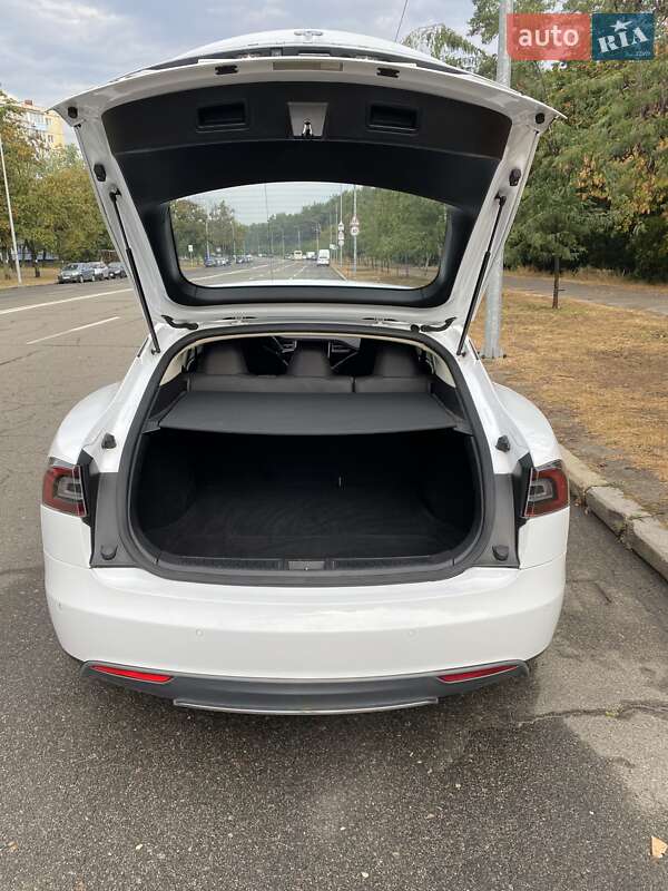 Лифтбек Tesla Model S 2015 в Киеве