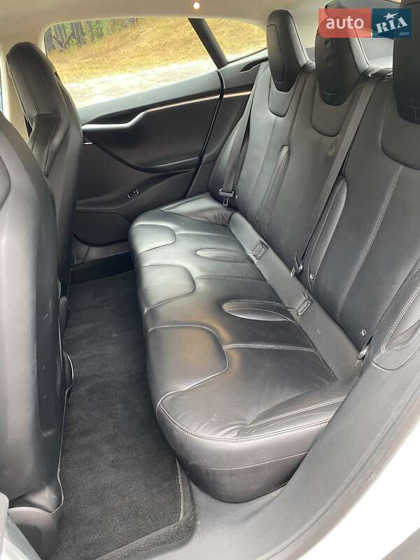 Лифтбек Tesla Model S 2015 в Киеве