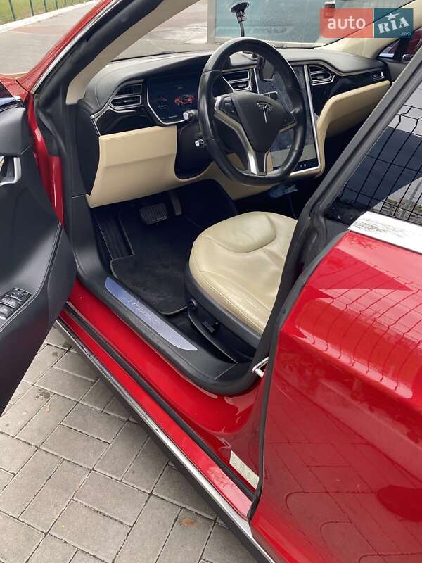 Лифтбек Tesla Model S 2015 в Киеве