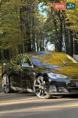 Лифтбек Tesla Model S 2015 в 