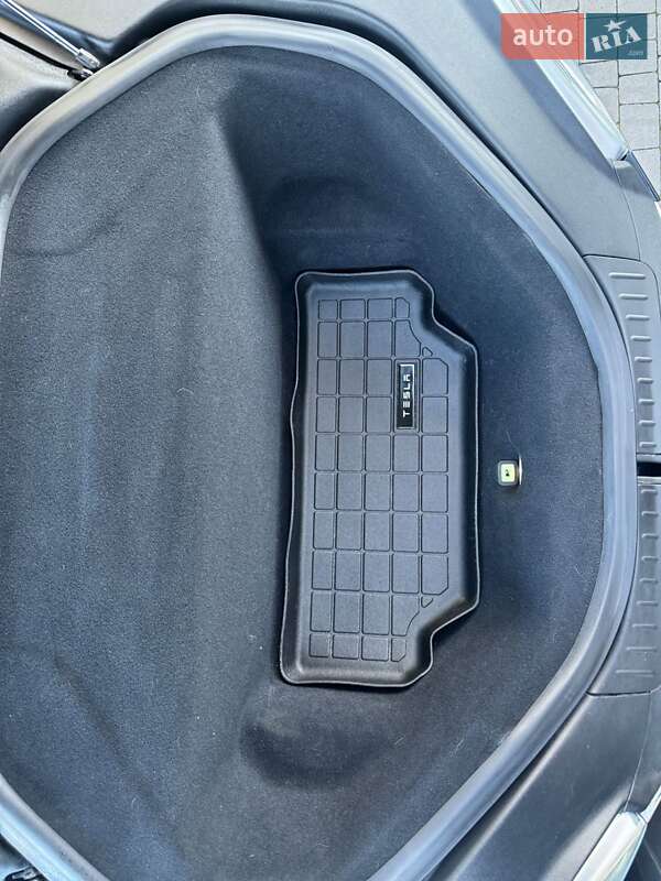 Лифтбек Tesla Model S 2015 в Львове