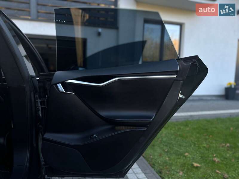 Лифтбек Tesla Model S 2015 в Львове