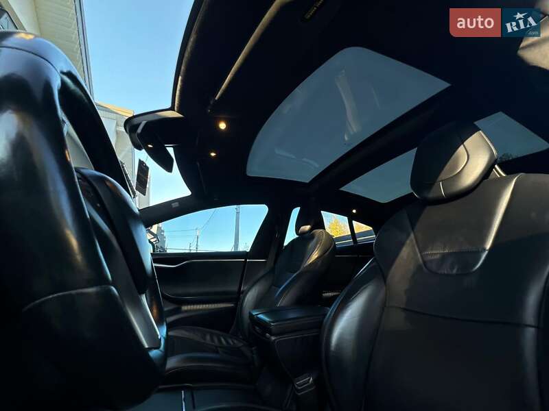 Лифтбек Tesla Model S 2015 в Львове