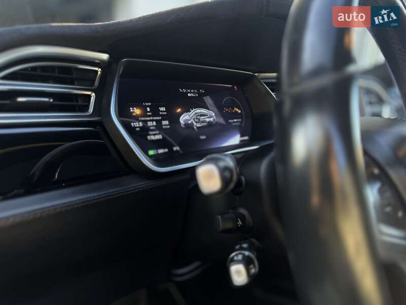 Лифтбек Tesla Model S 2015 в Львове
