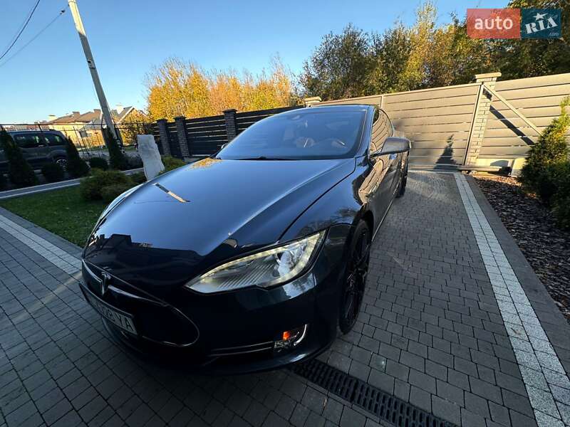 Лифтбек Tesla Model S 2015 в Львове