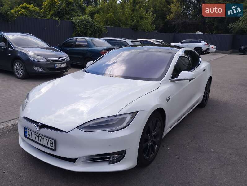 Ліфтбек Tesla Model S 2017 в Дніпрі