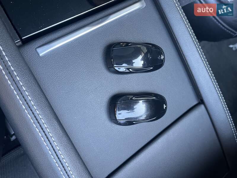 Лифтбек Tesla Model S 2015 в Киеве