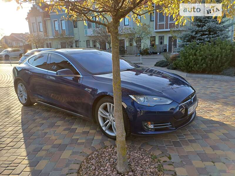 Лифтбек Tesla Model S 2015 в Киеве
