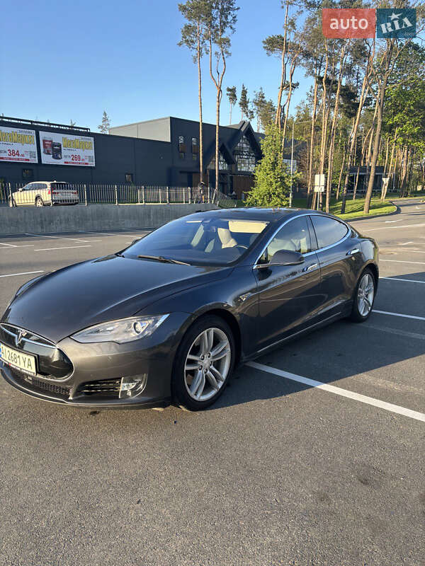 Ліфтбек Tesla Model S 2015 в Києві