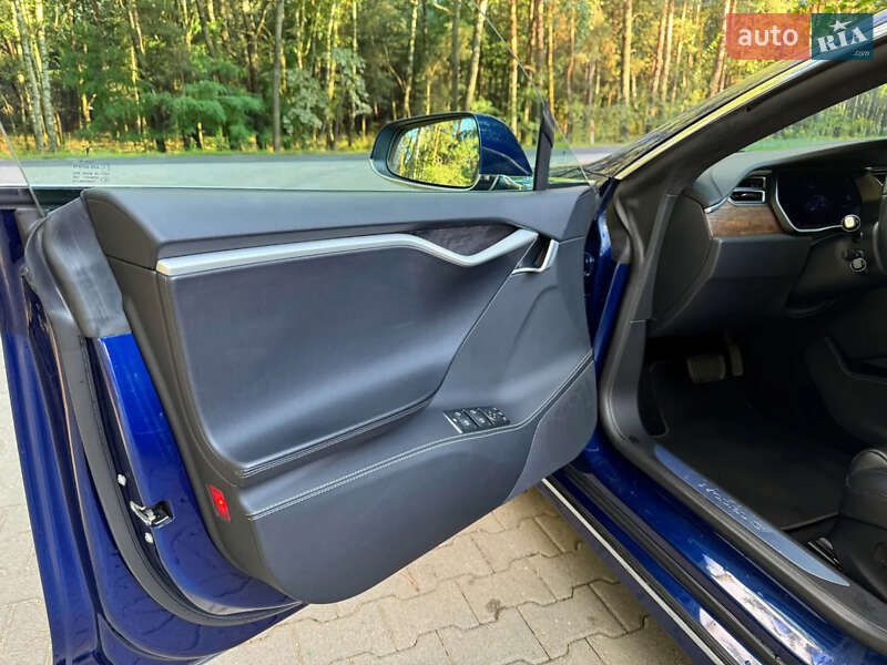Лифтбек Tesla Model S 2017 в Ирпене