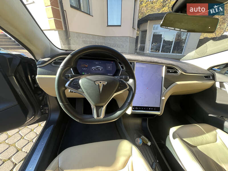 Лифтбек Tesla Model S 2016 в Львове