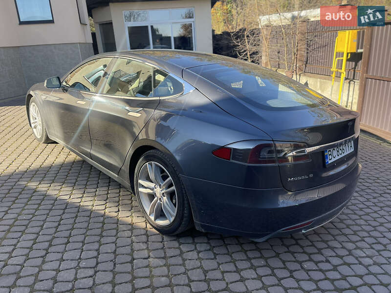 Лифтбек Tesla Model S 2016 в Львове