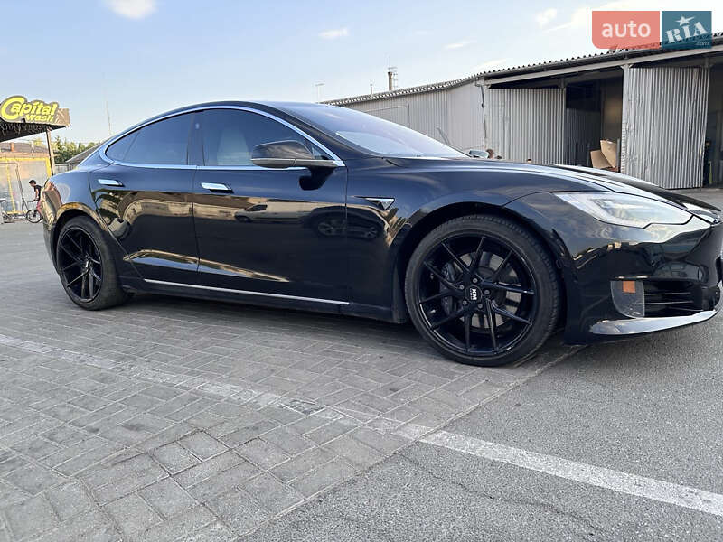 Лифтбек Tesla Model S 2017 в Павлограде