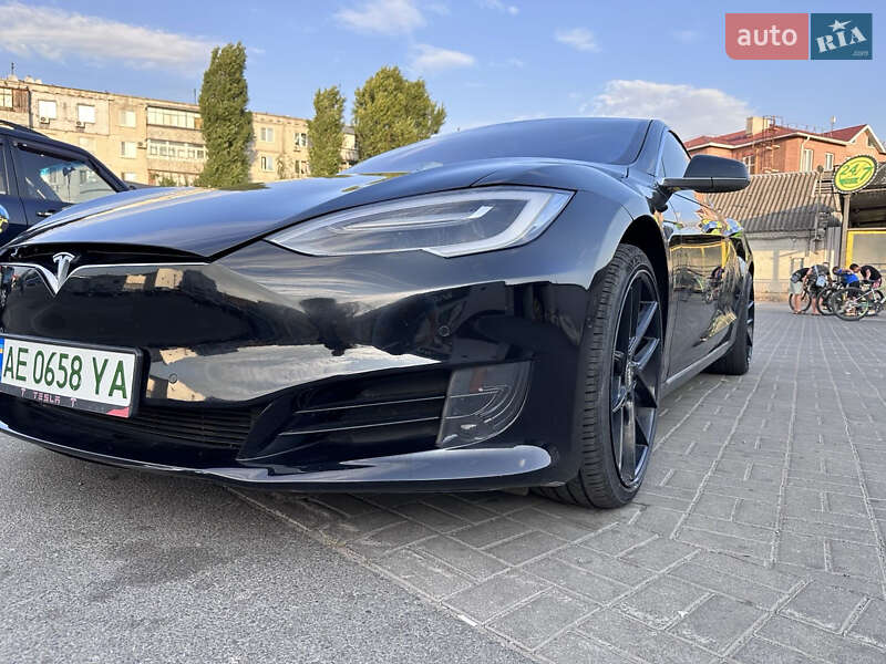 Лифтбек Tesla Model S 2017 в Павлограде