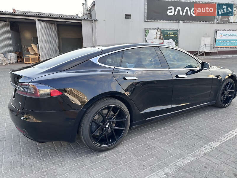 Лифтбек Tesla Model S 2017 в Павлограде