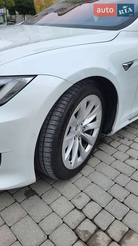 Лифтбек Tesla Model S 2017 в Ивано-Франковске