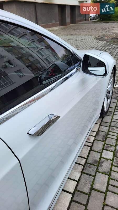 Лифтбек Tesla Model S 2017 в Ивано-Франковске