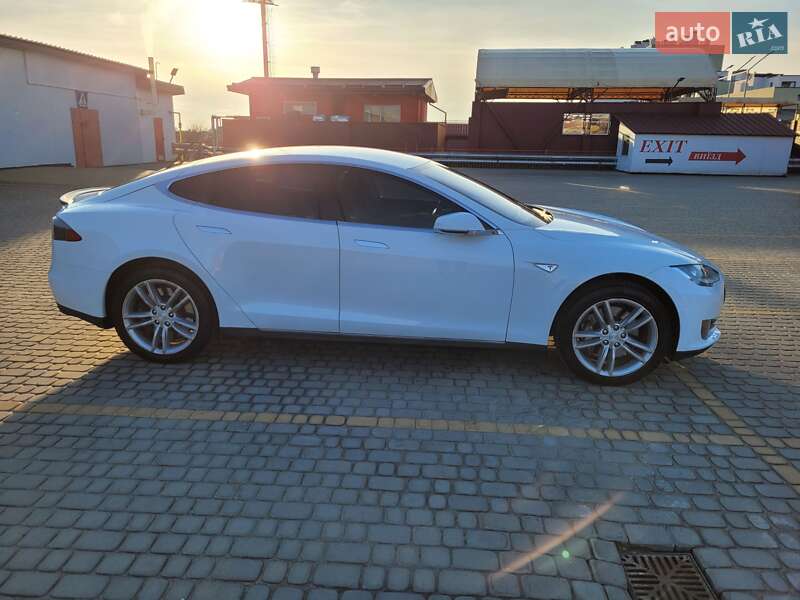 Лифтбек Tesla Model S 2015 в Львове фото 3 Лифтбек Tesla Model S 2015 в Львове