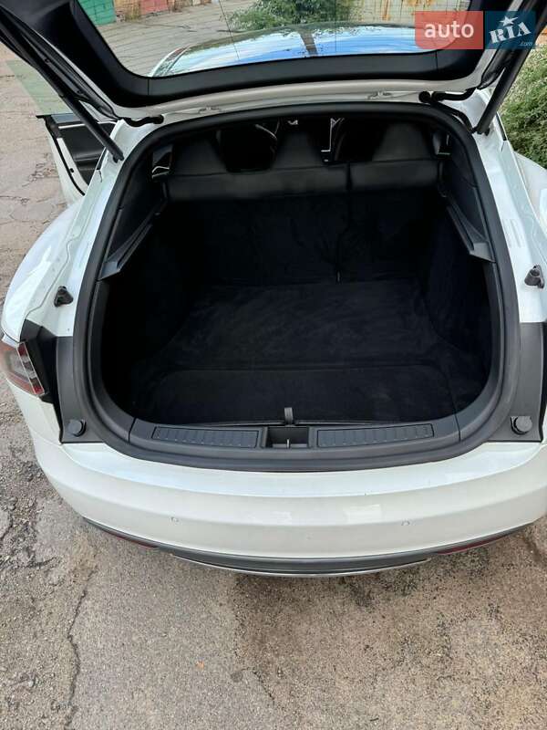 Лифтбек Tesla Model S 2014 в Виннице