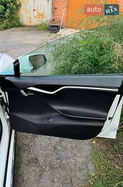 Лифтбек Tesla Model S 2014 в 
