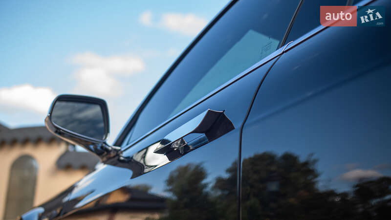 Лифтбек Tesla Model S 2015 в Жовкве