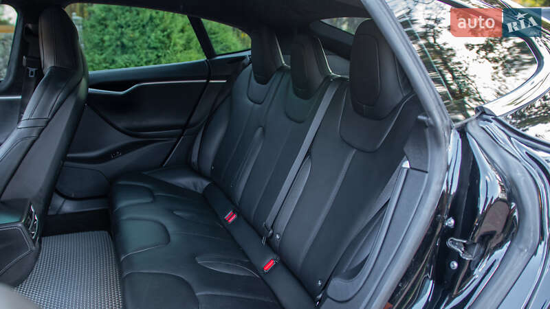 Лифтбек Tesla Model S 2015 в Жовкве